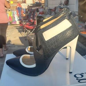 Womans heels black and white
